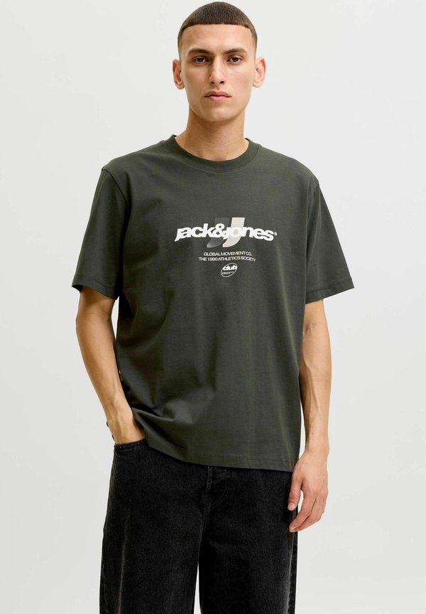 Jack & Jones JCOCLUB GRAPHIC FRONT PRINT TEE SS CN - Print T-shirt - peat