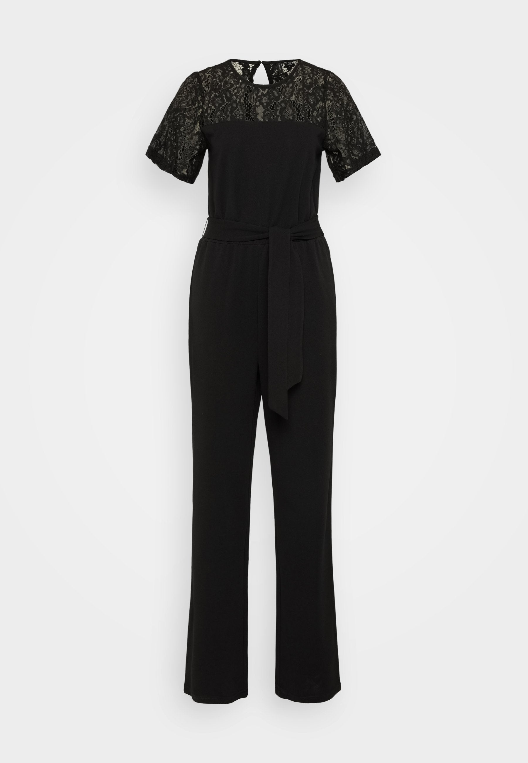 Schwarzer Jumpsuit mit kurzen Spitze-Ärmeln, rundem Ausschnitt und tailliertem Gürtel. Die Beine sind weit und gerade, was eine elegante Silhouette kreiert.