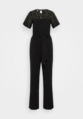Schwarzer Jumpsuit mit kurzen Spitze-Ärmeln, rundem Ausschnitt und tailliertem Gürtel. Die Beine sind weit und gerade, was eine elegante Silhouette kreiert.