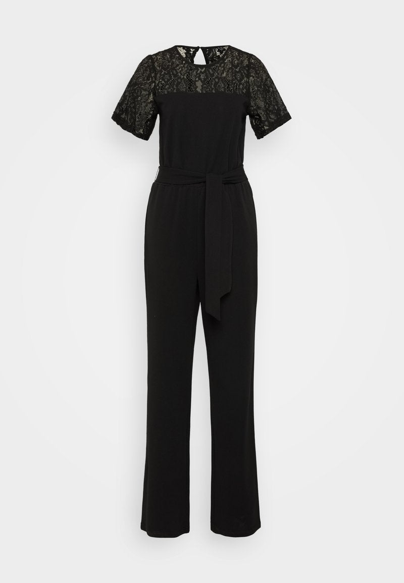Schwarzer Jumpsuit mit kurzen Spitze-Ärmeln, rundem Ausschnitt und tailliertem Gürtel. Die Beine sind weit und gerade, was eine elegante Silhouette kreiert.