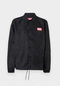 Schwarze Jacke aus glattem, leichtem Material mit Knopfriegel, elastischen Bündchen, seitlichen Taschen und einem roten Diesel-Logo-Patch.