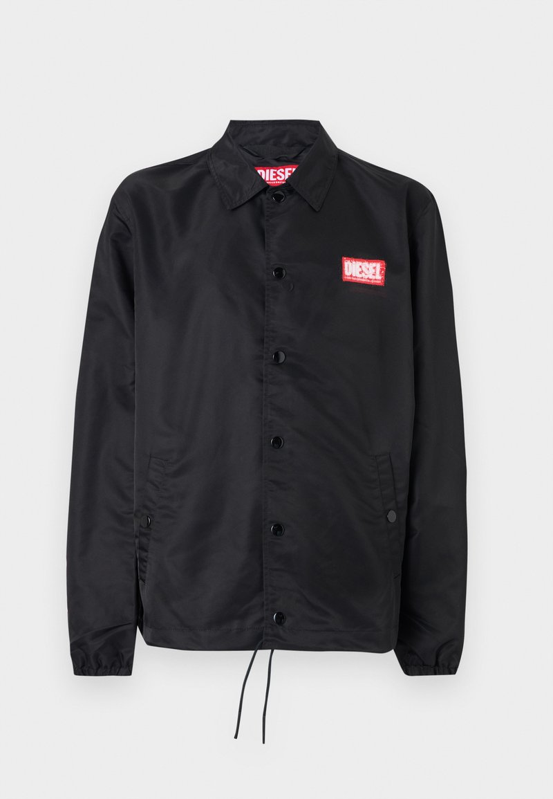 Schwarze Jacke aus glattem, leichtem Material mit Knopfriegel, elastischen Bündchen, seitlichen Taschen und einem roten Diesel-Logo-Patch.