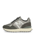 Graue Sneaker aus einer Kombination von Leder und Wildleder. Verfügt über silberne Akzente, eine strukturierte Zwischensohle und dunkle Schnürsenkel.