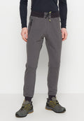 Mann trägt dunkelgraue Jogginghose mit Reißverschlusstaschen, schwarzen elastischen Bund mit Kordelzug, schwarzes Langarmshirt und graue Wanderschuhe.