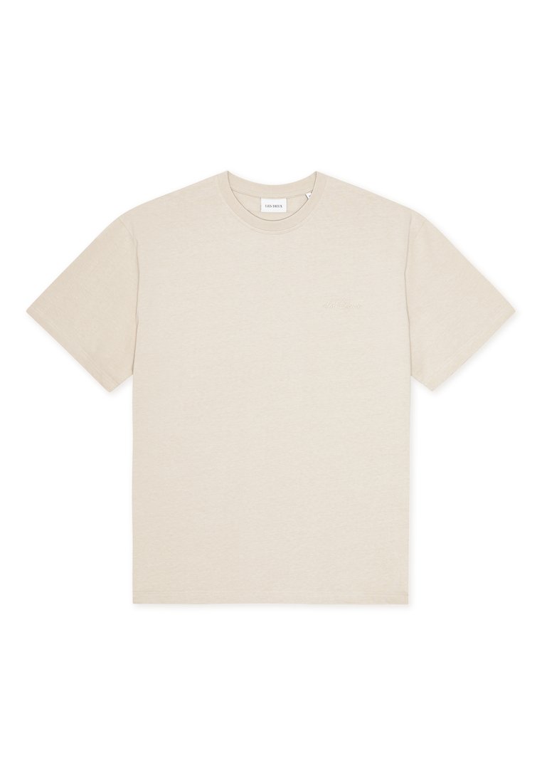 Beiges Baumwoll-T-Shirt mit Rundhalsausschnitt, kurzen Ärmeln und einem dezenten, auf der Brust eingestickten Logo. Glatte Textur und legerer Schnitt.
