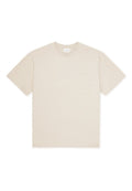 Beiges Baumwoll-T-Shirt mit Rundhalsausschnitt, kurzen Ärmeln und einem dezenten, auf der Brust eingestickten Logo. Glatte Textur und legerer Schnitt.