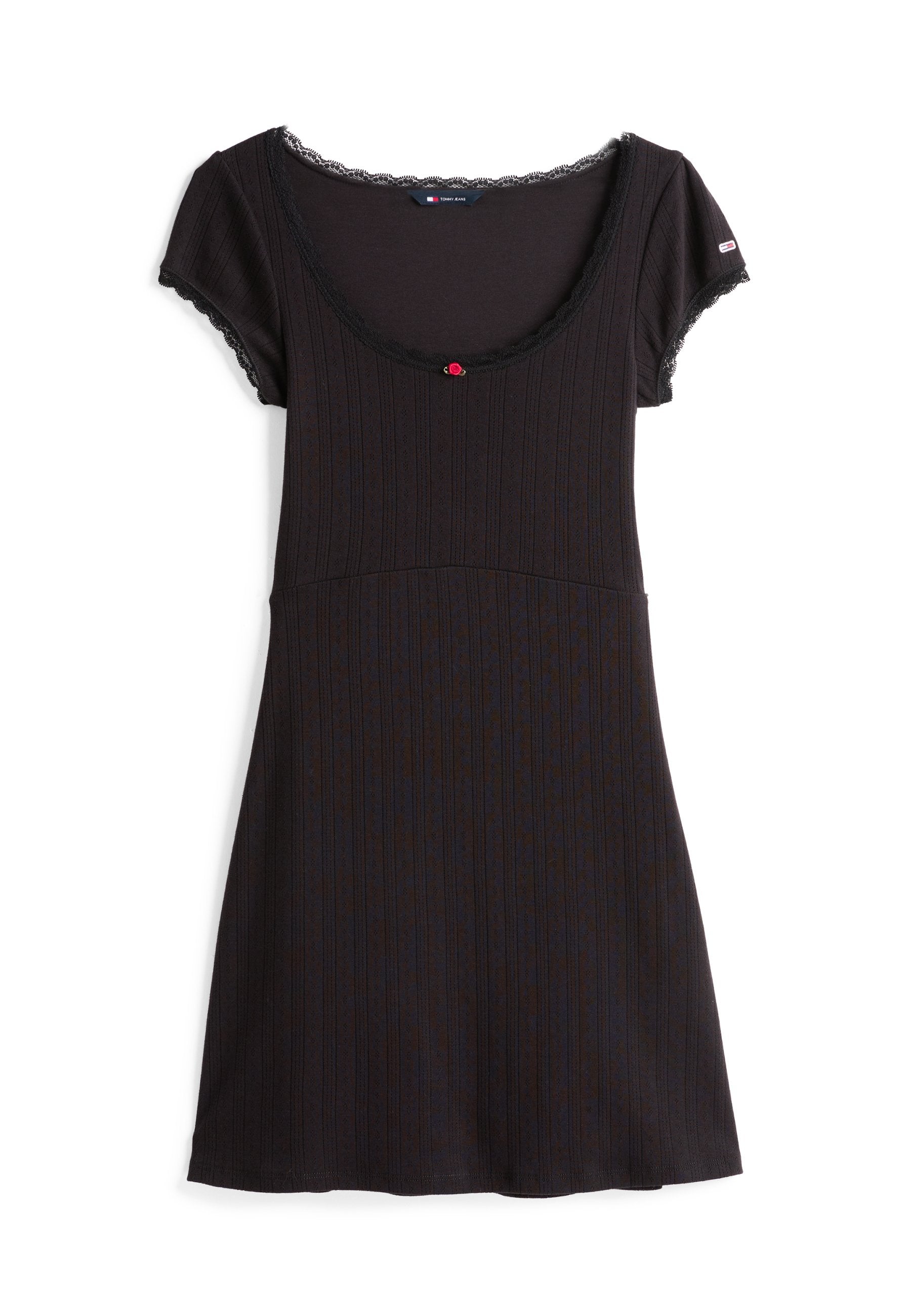 Schwarzes Kleid mit Rundhalsausschnitt, kurzen Ärmeln und Spitzenbesatz. Der strukturierte Stoff hat vertikale Streifen und ein rotes Knopfdetail an der Vorderseite.