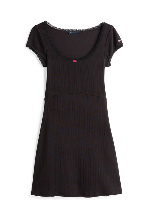 Schwarzes Kleid mit Rundhalsausschnitt, kurzen Ärmeln und Spitzenbesatz. Der strukturierte Stoff hat vertikale Streifen und ein rotes Knopfdetail an der Vorderseite.
