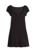 Schwarzes Kleid mit Rundhalsausschnitt, kurzen Ärmeln und Spitzenbesatz. Der strukturierte Stoff hat vertikale Streifen und ein rotes Knopfdetail an der Vorderseite.