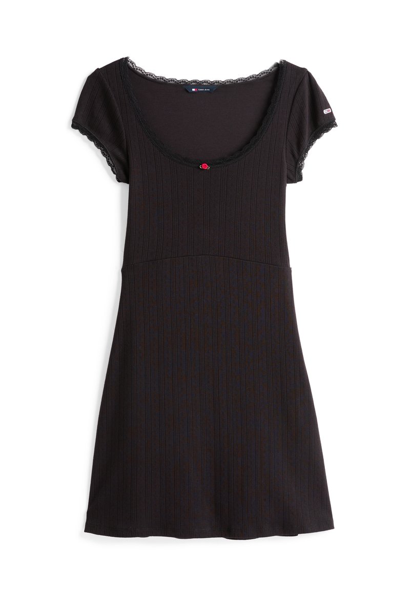 Schwarzes Kleid mit Rundhalsausschnitt, kurzen Ärmeln und Spitzenbesatz. Der strukturierte Stoff hat vertikale Streifen und ein rotes Knopfdetail an der Vorderseite.