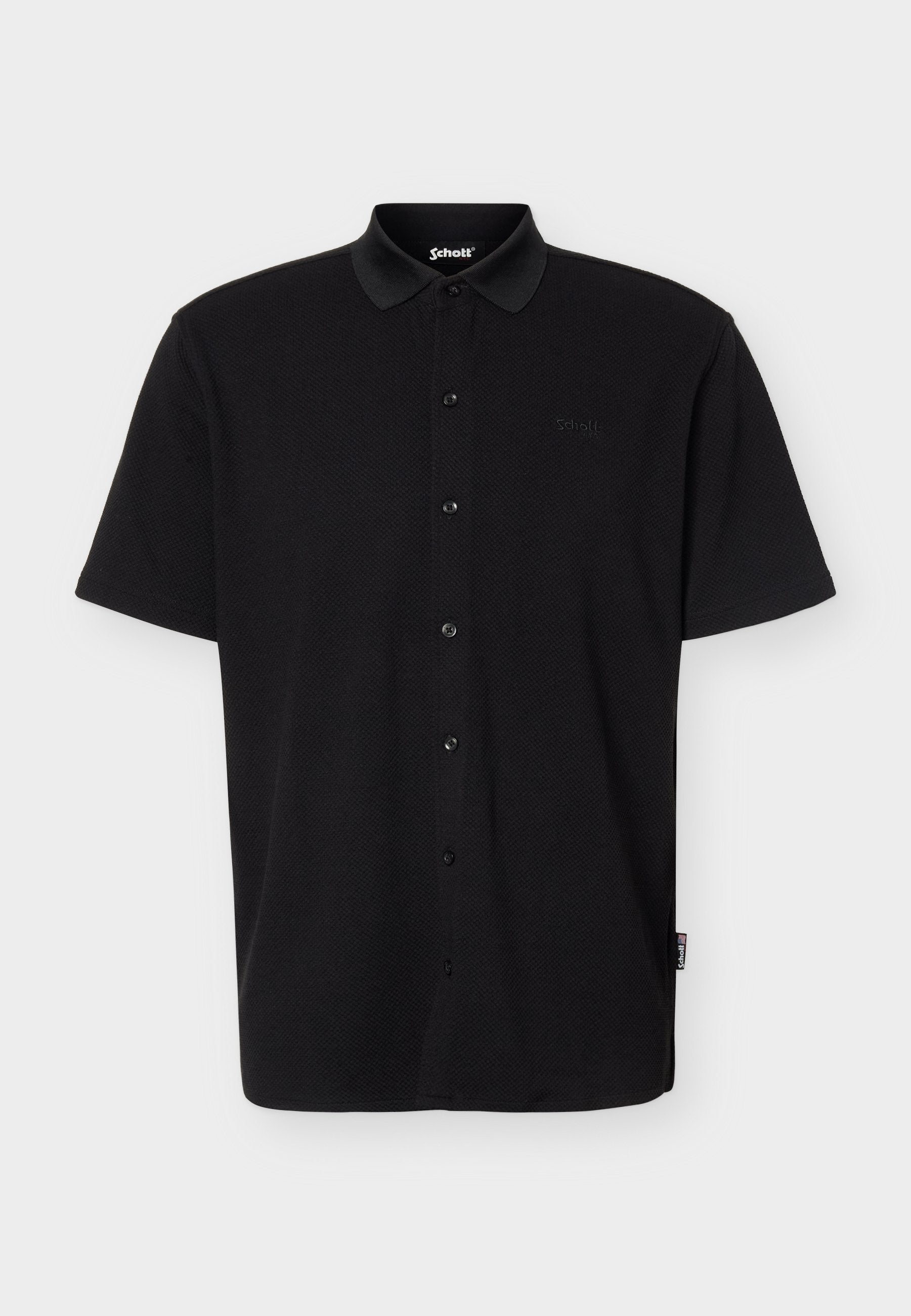 Schwarzes, kurzärmeliges Poloshirt zum Knöpfen mit Kragen, strukturierter Stoff und dezentem Schott-Logo auf der Brust und am Seitenschild.