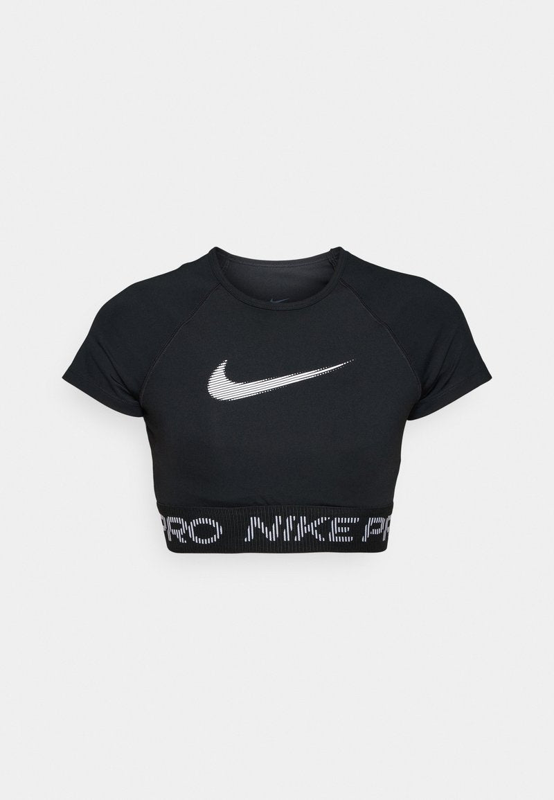 Schwarzes, kurzes Sportoberteil mit kurzen Ärmeln, das ein weißes Nike-Logo und ein schwarzes Band mit dem Schriftzug "PRO NIKE" am unteren Ende aufweist.