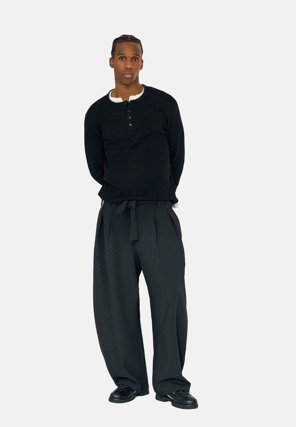 Bershka TAILORED BARREL WITH BELT  - Trousers - black