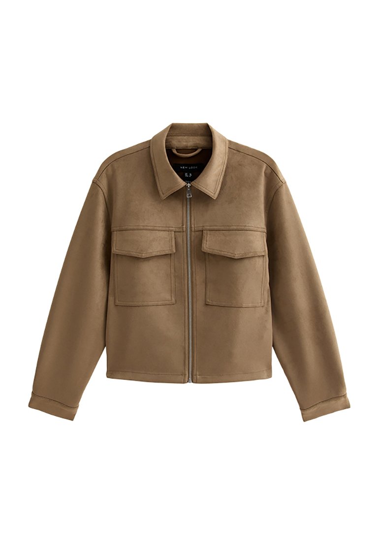 Braune Wildlederjacke mit Kragen, Frontreißverschluss und zwei Brusttaschen. Sie verfügt über einen lockeren Schnitt und lange Ärmel für einen lässigen Look.