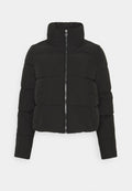 Schwarze, verkürzte Steppjacke mit hohem Kragen, Reißverschluss vorne und gesteppten Paneelen für Textur. Verfügt über glattes, mattes Material und seitliche Taschen.
