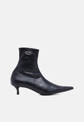 Schwarze Leder-Stiefelette mit spitzem Zehenbereich, dezentem Glanz und kleinem Kittenheel. Verfügt über ein abgerundetes Logo-Detail nahe dem Schaft.