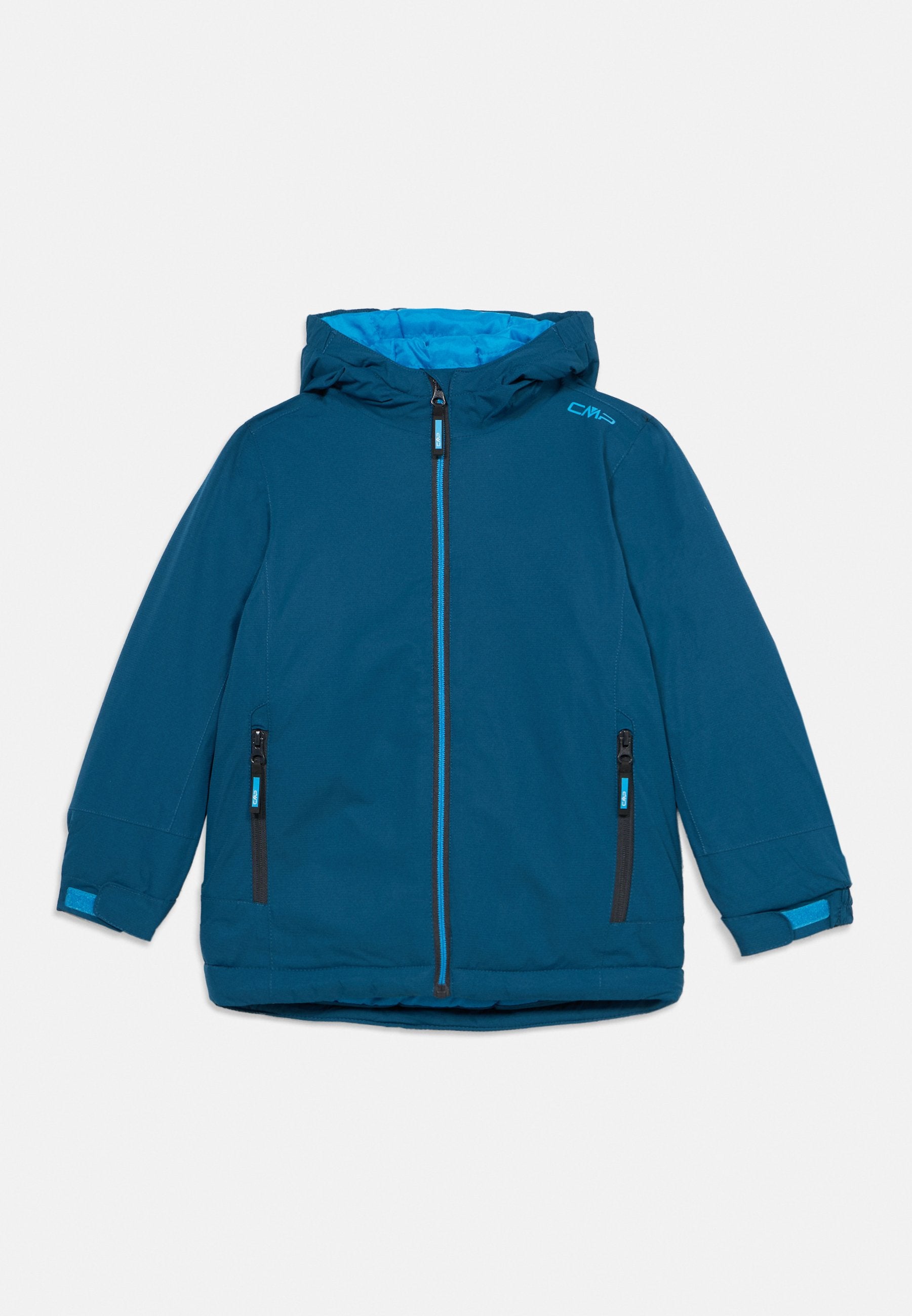 Türkisfarbene Outdoorjacke mit Kapuze, durchgehendem Reißverschluss, schwarzen Reißverschlüssen, zwei Fronttaschen und blauen Akzenten an Bündchen und Innenfutter.