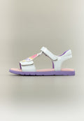 Weiße Sandalen mit einem Klettverschluss und einem bunten Eiscreme-Design auf der Vorderseite, mit einer rosa Innensohle und einer lila Laufsohle.