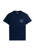 Marineblaues Baumwoll-T-Shirt mit einem weißen und blauen aufgedruckten Logo auf der linken Brusttasche. Klassischer Rundhalsausschnitt und kurze Ärmel.
