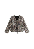 Leopard-Muster Jacke aus weichem Stoff mit langen Ärmeln und einer Bindeschließe vorne. Verfügt über ein schwarzes Innenfutter und ein gemustertes Äußeres.
