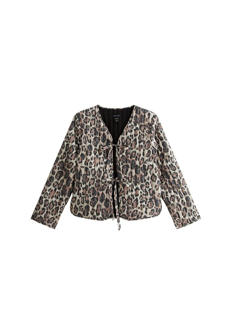 Leopard-Muster Jacke aus weichem Stoff mit langen Ärmeln und einer Bindeschließe vorne. Verfügt über ein schwarzes Innenfutter und ein gemustertes Äußeres.