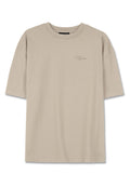Beige Baumwoll-T-Shirt mit lockerem Schnitt, Rundhalsausschnitt, kurzen Ärmeln und einem kleinen, dezenten Logo in hellgrau auf der Vorderseite gedruckt.