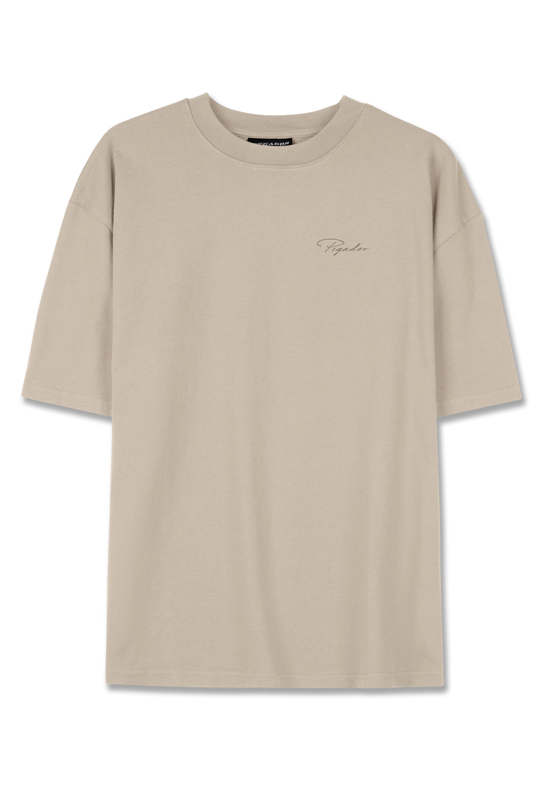 Beige Baumwoll-T-Shirt mit lockerem Schnitt, Rundhalsausschnitt, kurzen Ärmeln und einem kleinen, dezenten Logo in hellgrau auf der Vorderseite gedruckt.