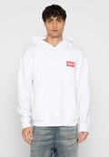 Weißer Hoodie mit einer Fronttasche und einem roten "DUBAI"-Logo auf der linken Brust. Lange Ärmel und eine Kordelzugkapuze runden das Design ab.