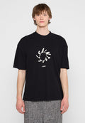 Schwarzes oversized T-Shirt aus Baumwolle mit Rundhalsausschnitt. Mit weißem grafischem Text in kreisförmiger Anordnung, der "SAINS" und "LONDON" am unteren Rand zeigt.