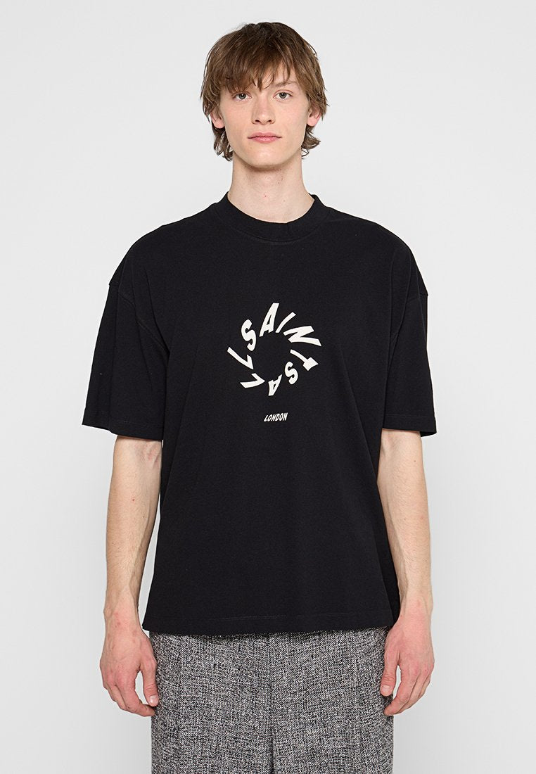 Schwarzes oversized T-Shirt aus Baumwolle mit Rundhalsausschnitt. Mit weißem grafischem Text in kreisförmiger Anordnung, der "SAINS" und "LONDON" am unteren Rand zeigt.