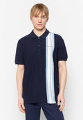 Marineblaues Poloshirt mit vertikalem, hellblauen und weißen Streifen. Kurze Ärmeln, Knopfleiste und gesticktes Logo auf der Brust. Weicher Stoff.