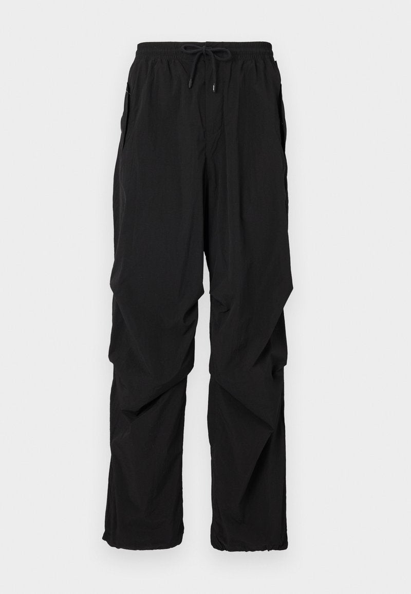 Schwarze leichte Hosen mit einem elastischen Bund und verstellbarem Kordelzug. Verfügt über Seitentaschen und eine lockere Passform für zusätzlichen Komfort.