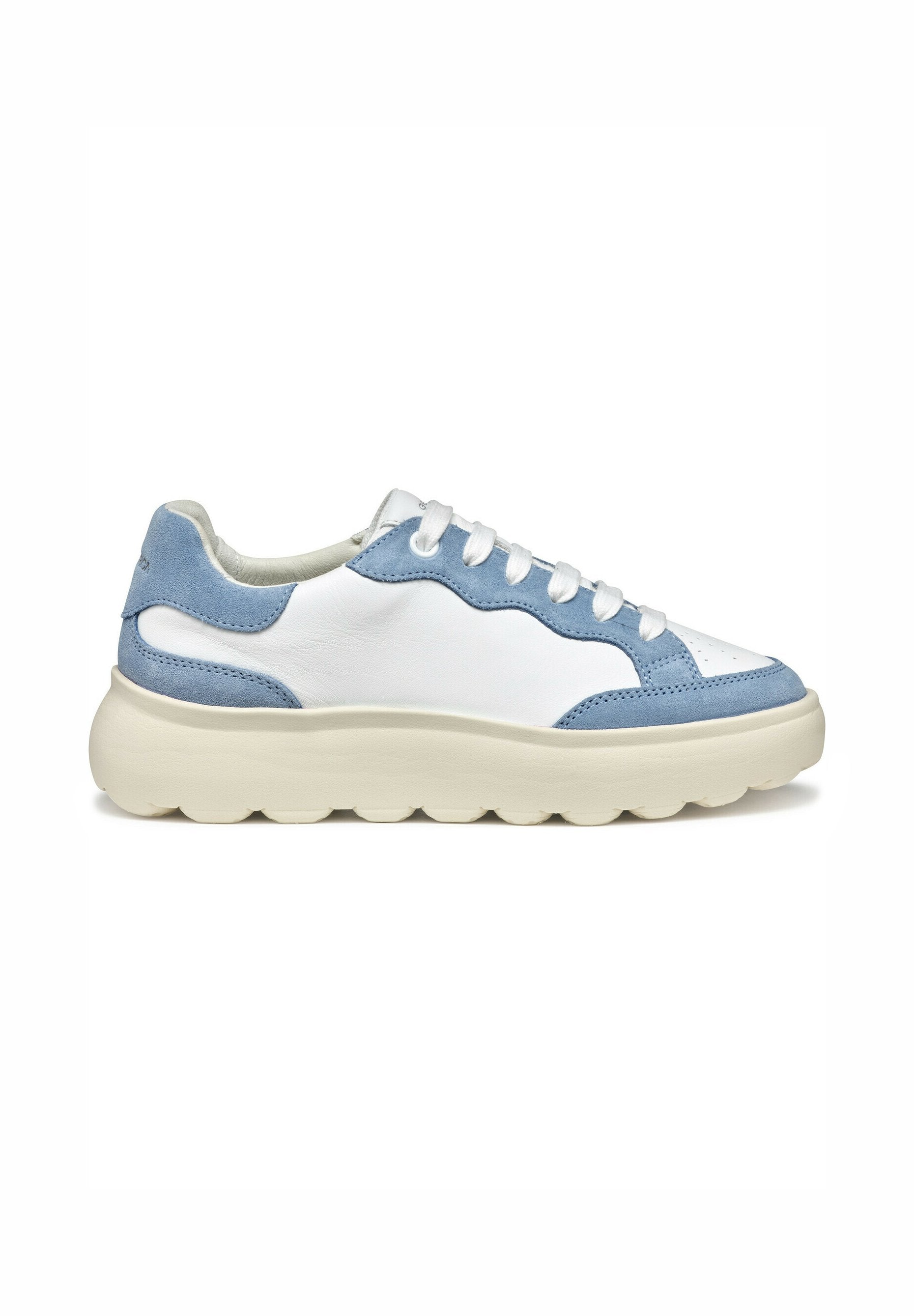 Weiße Ledersneaker mit hellblauen Wildlederakzenten, runder Zehenpartie, dicker beige Sohle und weißen Schnürsenkeln. Strukturiertes Obermaterial mit durchlöcherten Details.