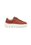 Rote Leder-Sneaker mit einer abgerundeten weißen Sohle, ausgestattet mit Metallösen und runden Schnürsenkeln, abgeschlossen mit einer glatten Textur und minimalistischem Design.