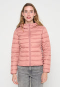 Helle rosa Pufferjacke mit Reißverschluss vorne und Kapuze. Verfügt über ein gestepptes Design, leichtes Material und lange Ärmel.