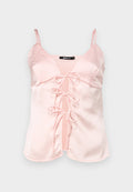 Rosa Satin-Camisole mit verstellbaren Spaghetti-Trägern, ausgestattet mit einer vorderen Bindeschleife mit Schlaufen und einem V-Ausschnitt-Design. Glatte Textur und klare Linien.