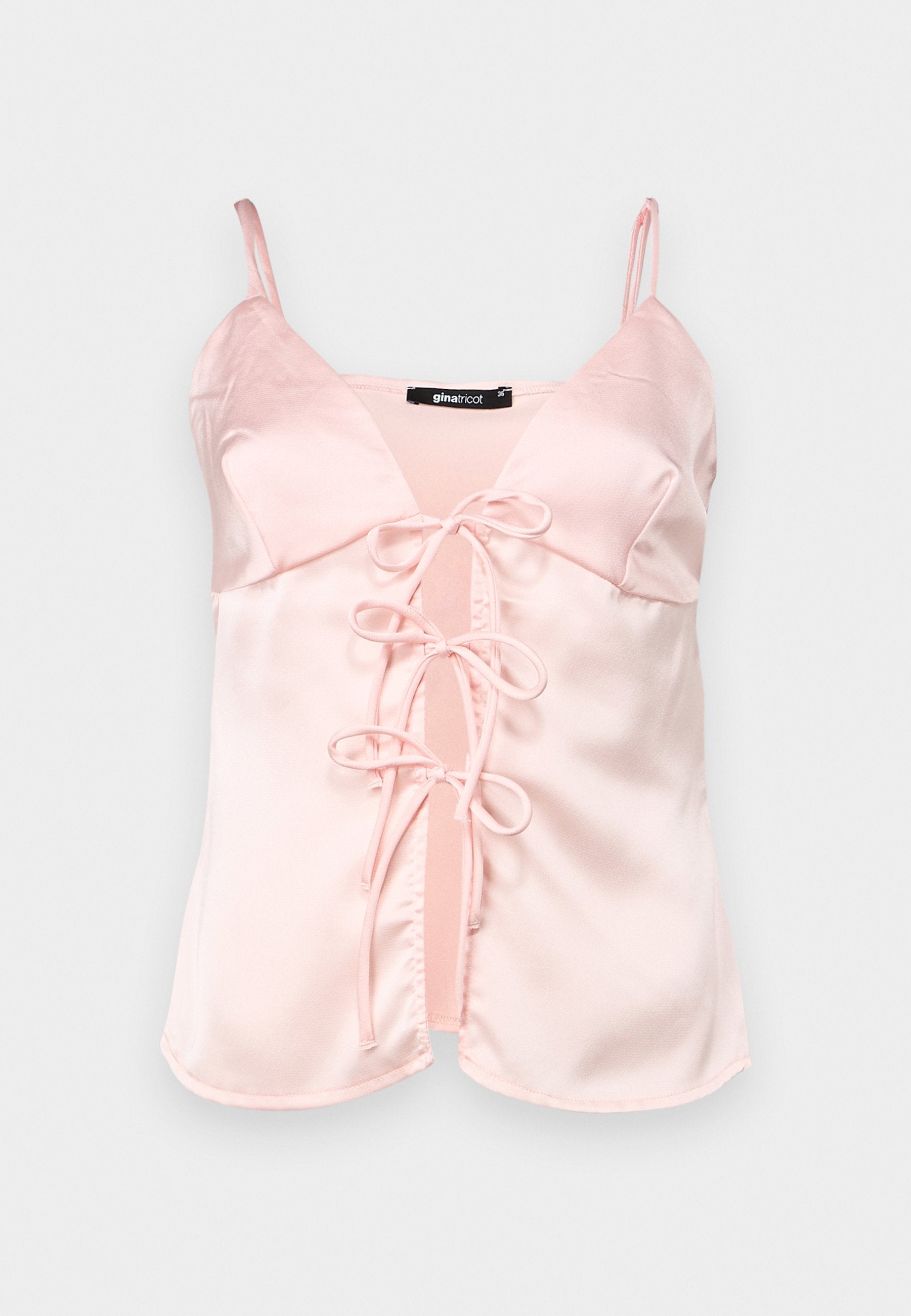 Rosa Satin-Camisole mit verstellbaren Spaghetti-Trägern, ausgestattet mit einer vorderen Bindeschleife mit Schlaufen und einem V-Ausschnitt-Design. Glatte Textur und klare Linien.