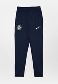 Dunkelblaue Sporthose mit elastischem Bund, Chelsea FC-Logo am linken Oberschenkel und weißem Nike-Swoosh am rechten Oberschenkel.