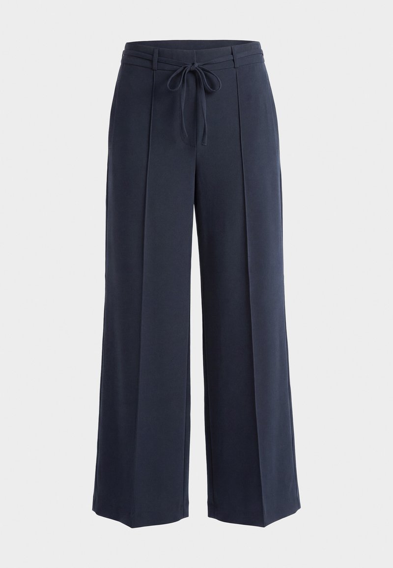 Marineblaue Hosen mit weitem Bein, vorderen Falten und einem am Bund gebundenen Stoffgürtel vor hellem, einfarbigem Hintergrund.