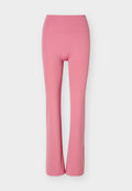 Rosa High-Waist, eng anliegende Leggings mit leicht ausgestellten Beinen, flach auf hellem Hintergrund dargestellt.