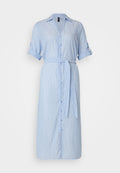 Hellblau gestreiftes Hemdkleid mit Knopfleiste, Kragen, aufgerollten Ärmeln und einem passenden gebundenen Gürtel in der Taille. Sanfte Stoffoberfläche.