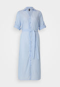Hellblau gestreiftes Hemdkleid mit Knopfleiste, Kragen, aufgerollten Ärmeln und einem passenden gebundenen Gürtel in der Taille. Sanfte Stoffoberfläche.