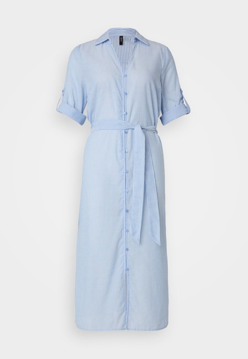Hellblau gestreiftes Hemdkleid mit Knopfleiste, Kragen, aufgerollten Ärmeln und einem passenden gebundenen Gürtel in der Taille. Sanfte Stoffoberfläche.
