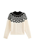 Flauschiger Strickpullover in Creme mit einem schwarzen gemusterten Schulterbereich. Verfügt über einen gerippten Halsausschnitt und Saum sowie ein strukturiertes Zopfmuster.