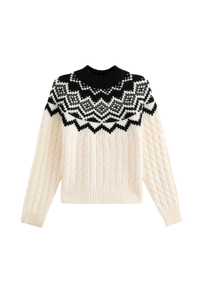 Flauschiger Strickpullover in Creme mit einem schwarzen gemusterten Schulterbereich. Verfügt über einen gerippten Halsausschnitt und Saum sowie ein strukturiertes Zopfmuster.