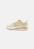Nike Performance PEGASUS PREMIUM - Road running shoes - light khaki/metallic gold-coloured grain/sail/chalk/light redwood