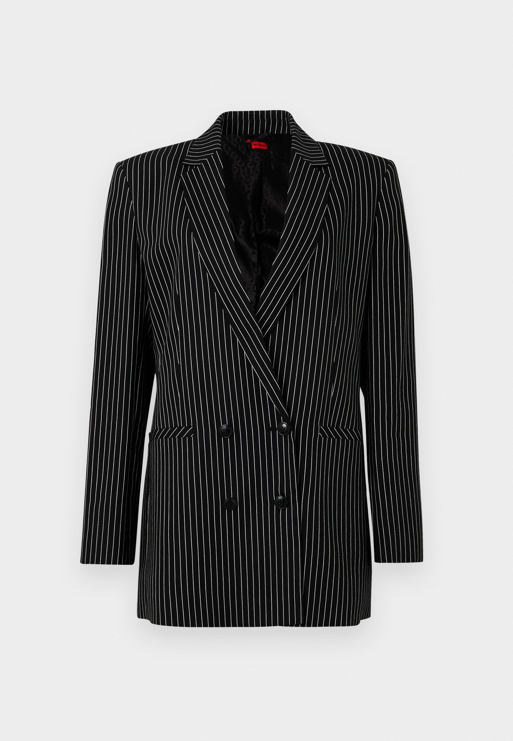 Schwarze doppelt knöpfbare Blazerjacke mit weißen Streifen, scharfen Revers, langen Ärmeln, strukturiertem Stoff und Taschen auf der Vorderseite.