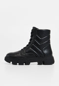 Schwarze Leder-Stiefeletten mit dicker Sohle, ausgestattet mit einer Schnürung und Chevron-Akzenten an den Seiten. Mattes Finish und robuste Bauweise.