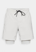Hellgraue Sportshorts mit elastischem Bund, schwarzer Kordel und eingearbeitetem Innenfutter. Glatter Stoff mit Seitentaschen.
