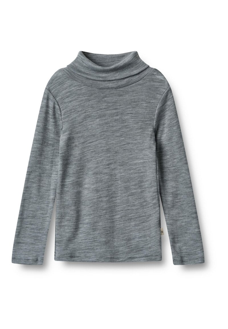 Grau langärmliges Rollkragenshirt aus weichem, strukturiertem Stoff, das einen hohen Kragen und eine glatte Oberfläche mit minimalen Nähten aufweist.